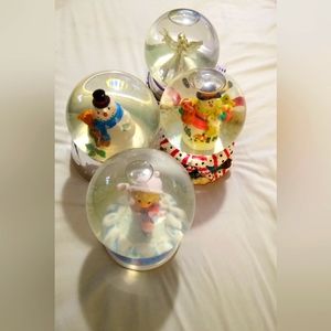 4  MUSICAL WATER GLOBE *  SNOWGLOVE ....